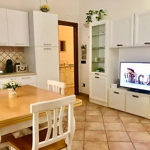 Appartamento Exclusive Use- Uso Esclusivo - La Maison De Gioel - Entire House - Intera Casa - With Kitchenette - Con Cucinino - With Washing Machine - Con Lavatrice - Free Public Parking In Front Of The House - Parcheggio Pubblico Gratuito Difronte Casa Olbia